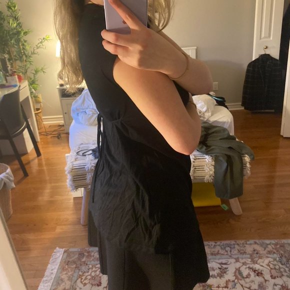 Black top with gorgeous pendant in the middle - Picture 2 of 2